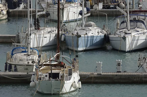 Италия, Сицилия, Средиземное море, Marina di Ragusa; 8 ноября 2016, салют лодок в порту - РЕДАКЦИЯ — стоковое фото