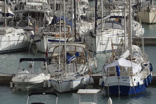 Itália, Sicília, Mar Mediterrâneo, Marina di Ragusa; 8 Novembro 2016, barcos e iates de luxo no porto - EDITORIAL — Fotografia de Stock