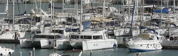 Italien, Sizilien, Mittelmeer, Marina di Ragusa; 8. November 2016, Boote und Luxusyachten im Hafen - Leitartikel — Stockfoto