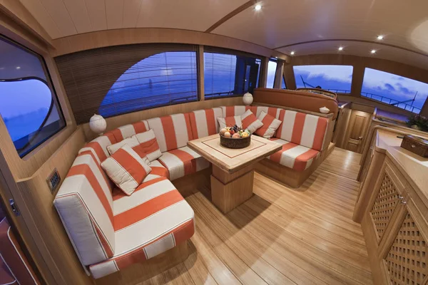 Itálie, Lazio, Fiumicino, Morgan 70' humra luxusní jachtu, Dvojpostel — Stock fotografie