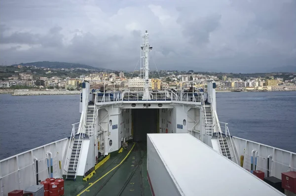 Italië, Calabrië, Villa San Giovanni; 29 mei 2001, uitzicht op de stad vanaf een van de veerboten die Sicilië verbinden met het oversteken van het kanaal van Sicilië - redactie Italië-schiereiland — Stockfoto