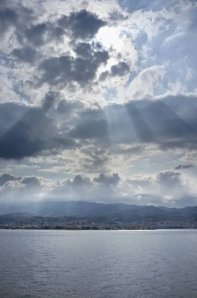 Italia, Sicilia, Messina, veduta della città e della costa siciliana dal Canale di Sicilia — Foto Stock