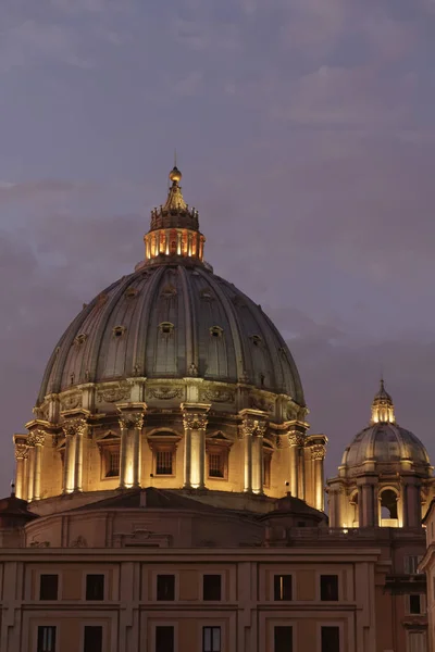 Italie, Rome, Cathédrale Saint-Pierre dôme au coucher du soleil — Photo