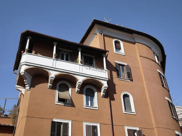 Italië, Rome, Garbatella, uitzicht op een oude gevel van het gebouw — Stockfoto