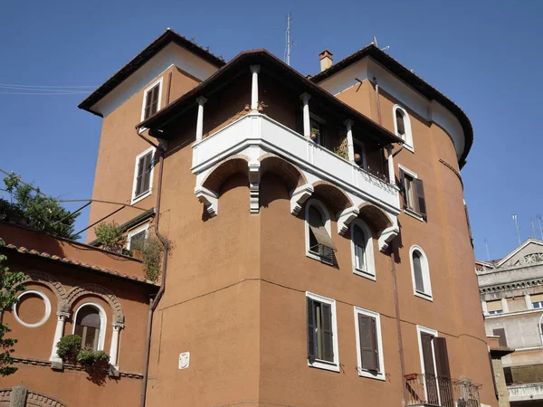 İtalya, Roma, Garbatella, eski bir bina cephe görünümü