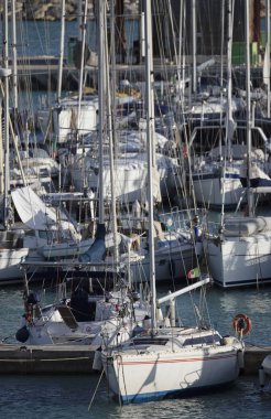 İtalya, Sicilya, Akdeniz, Marina di Ragusa; 10 Kasım 2016, Yelkenli tekneler limanda - Editörden