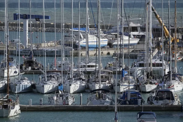 Italia, Sicilia, Mar Mediterraneo, Marina di Ragusa; 1o ottobre 2016, barche a vela nel porto - EDITORIALE — Foto Stock