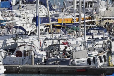 İtalya, Sicilya, Akdeniz, Marina di Ragusa; 11 Kasım 2016, Yelkenli tekneler limanda - Editörden