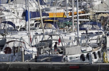 İtalya, Sicilya, Akdeniz, Marina di Ragusa; 11 Kasım 2016, Yelkenli tekneler limanda - Editörden