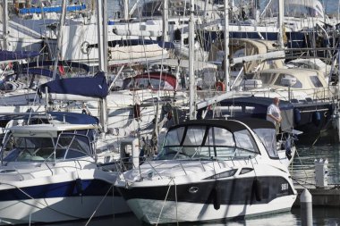 İtalya, Sicilya, Akdeniz, Marina di Ragusa; 11 Kasım 2016, tekneler ve Lüks Yatlar port - Editörden