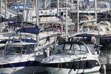 İtalya, Sicilya, Akdeniz, Marina di Ragusa; 11 Kasım 2016, tekneler ve Lüks Yatlar port - Editörden