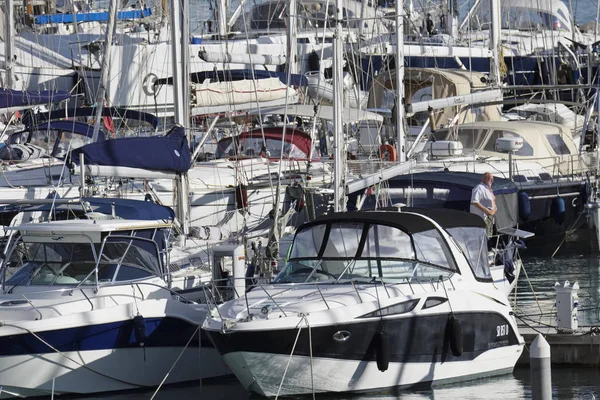 Italia, Sicilia, Mar Mediterráneo, Marina di Ragusa; 11 Noviembre 2016, barcos y yates de lujo en el puerto - EDITORIAL —  Fotos de Stock