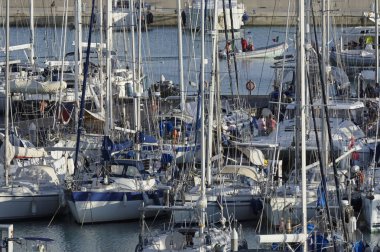 İtalya, Sicilya, Akdeniz, Marina di Ragusa; 11 Kasım 2016, tekneler ve Lüks Yatlar port - Editörden