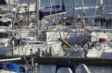 İtalya, Sicilya, Akdeniz, Marina di Ragusa; 11 Kasım 2016, tekneler ve Lüks Yatlar port - Editörden