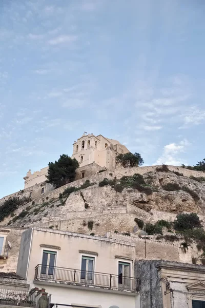ITALIA, Sicilia, Scicli (provincia de Ragusa), vista de la ciudad y el convento y monasterio de Santa Maria della Croce (Sec. XVI. ) — Foto de Stock