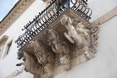 İtalya, Sicilya, Scicli (Ragusa eyaletinde), Unesco Barok Fava Palace cephe balkon süs eşyaları (18. yüzyıl a.C.)