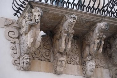 İtalya, Sicilya, Scicli (Ragusa eyaletinde), Unesco Barok Fava Palace cephe balkon süs eşyaları (18. yüzyıl a.C.)