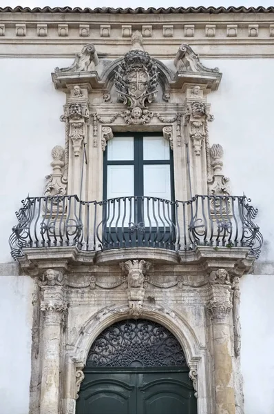 Itália, Sicília, Scicli (província de Ragusa), a fachada barroca Fava Palace Unesco e varanda (século XVIII a.C .) — Fotografia de Stock