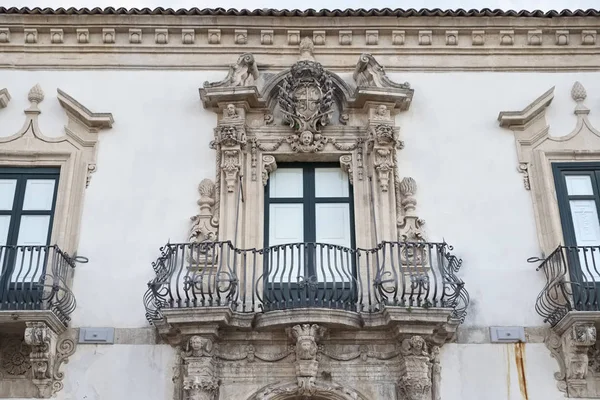 Ιταλία, Σικελία, Scicli (επαρχία Ragusa), την Unesco μπαρόκ παλάτι φάβα πρόσοψη και μπαλκόνι (18ου αιώνα a.C.) — Φωτογραφία Αρχείου