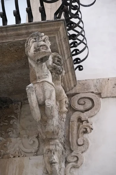 Italia, Sicilia, Scicli (Ragusa), facciata del Palazzo Fava barocco Unesco, ornamenti per balconi (XVIII secolo a.C. .) — Foto Stock