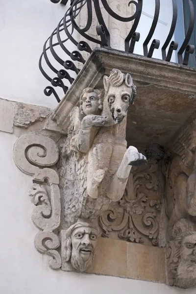 Italia, Sicilia, Scicli (provincia de Ragusa), la fachada barroca del palacio de Fava de la Unesco, adornos del balcón (siglo XVIII a.C. .) —  Fotos de Stock