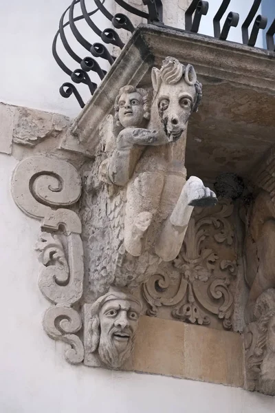 Италия, Сицилия, Шикли (провинция Рагуза), фасад дворца Фава в стиле ЮНЕСКО, балконные украшения (XVIII век н.э. .) — стоковое фото