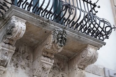 İtalya, Sicilya, Scicli (Ragusa eyaletinde), Unesco Barok Fava Palace cephe balkon süs eşyaları (18. yüzyıl a.C.)