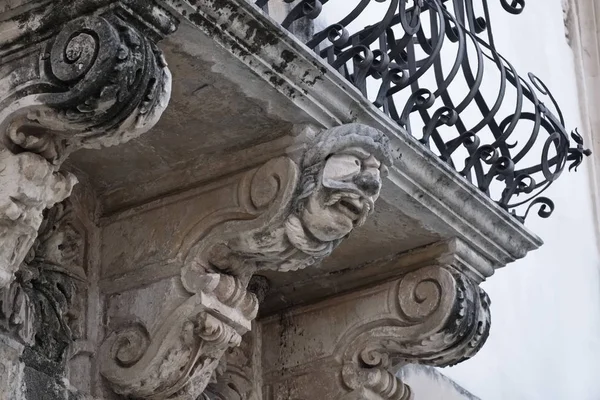 Italia, Sicilia, Scicli (Ragusa), facciata del Palazzo Fava barocco Unesco, ornamenti per balconi (XVIII secolo a.C. .) — Foto Stock