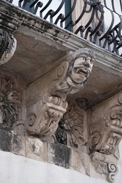 İtalya, Sicilya, Scicli (Ragusa eyaletinde), Unesco Barok Fava Palace cephe balkon süs eşyaları (18. yüzyıl a.C.)