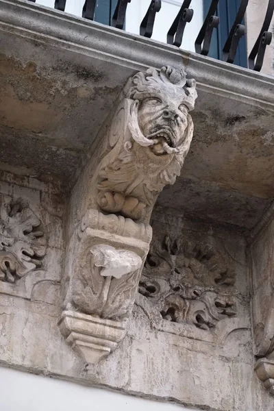 Италия, Сицилия, Шикли (провинция Рагуза), фасад дворца Фава в стиле ЮНЕСКО, балконные украшения (XVIII век н.э. .) — стоковое фото