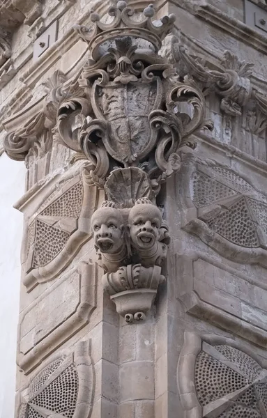 Italië, Sicilië, Scicli (provincie Ragusa), de barokke gevel van het Beneventano-paleis met sier-beelden (18e eeuw n.Chr..) — Stockfoto