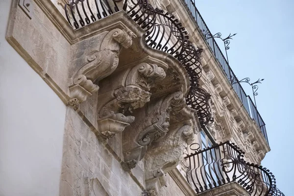 Italia, Sicilia, Scicli (provincia de Ragusa), la fachada barroca del Palacio Beneventano con estatuas ornamentales (siglo XVIII a.C..) — Foto de Stock