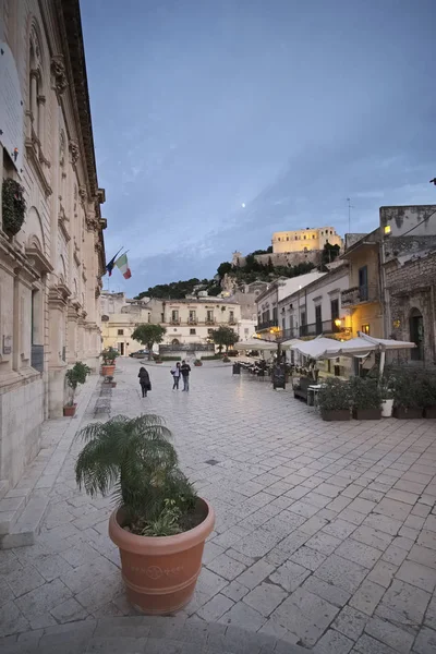 Italia, Sicilia, Scicli (provincia de Ragusa); 11 de noviembre de 2016, vista de la calle Mormino Penna al atardecer - EDITORIAL — Foto de Stock