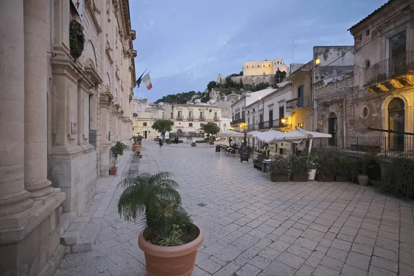 Italia, Sicilia, Scicli (provincia de Ragusa); 11 de noviembre de 2016, vista de la calle Mormino Penna al atardecer - EDITORIAL — Foto de Stock