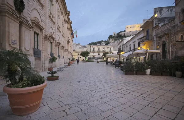 Italien, Sicilien, Scicli (provinsen Ragusa); 11 November 2016, utsikt över Mormino Penna Street i solnedgången - ledare — Stockfoto