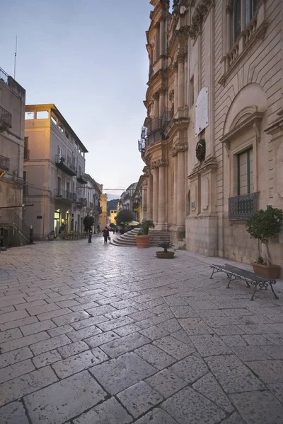 İtalya, Sicilya, Scicli (Ragusa eyaletinde); 11 Kasım 2016, Mormino Penna Street view adlı günbatımı - Editörden — Stok fotoğraf