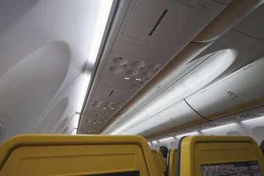 İtalya; 14 Kasım 2016, uçak kabin fasten kemer ve sigara ile içerik üzerinde - işaretleri.