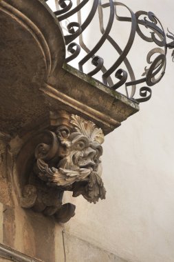İtalya, Sicilya, Ragusa Ibla, orijinal heykel Barok sarayda bir balkon altında