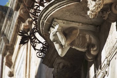 İtalya, Sicilya, Ragusa Ibla, orijinal heykel Barok sarayda bir balkon altında