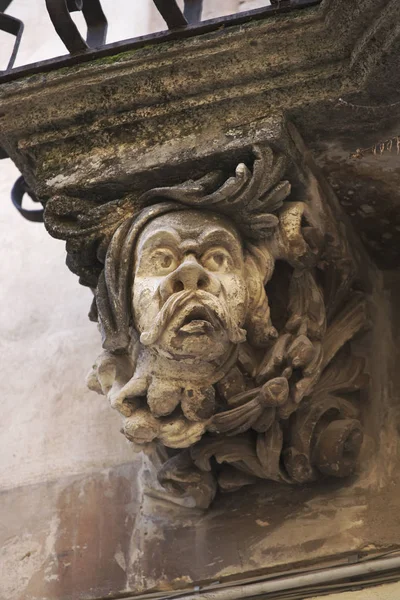 Itália, Sicília, Ragusa Ibla, estátua original sob uma varanda em um palácio barroco — Fotografia de Stock