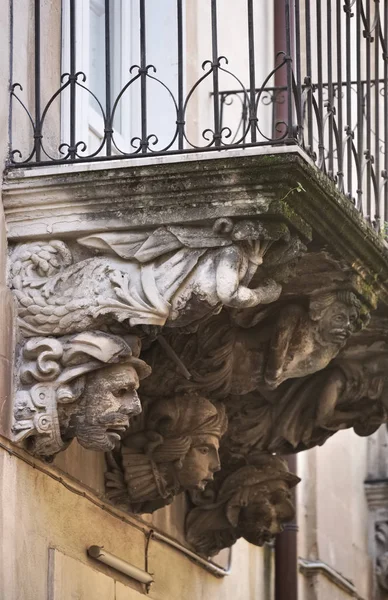 İtalya, Sicilya, Ragusa Ibla, orijinal heykel Barok sarayda bir balkon altında — Stok fotoğraf