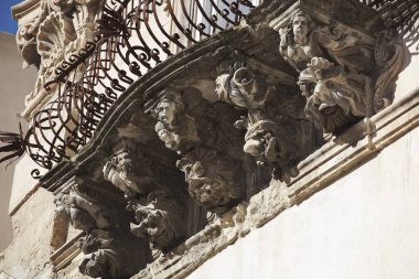 İtalya, Sicilya, ragusa Ibla, cosentini Sarayı (unesco Anıtı), Barok Cephesi altında balkon süs heykeller
