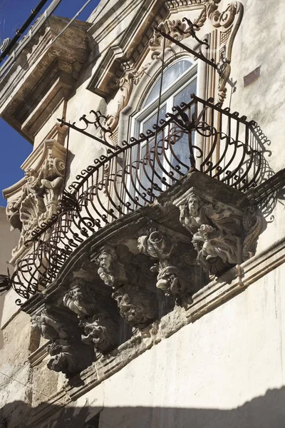 Italy, Sicily, Ragusa Ibla, the baroque facade of Cosentini Palace (Unesco monument), ornamental statues under a balcony — Stock Photo, Image