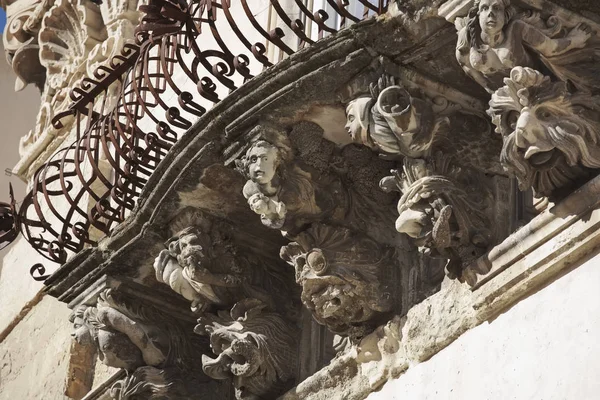 Italia, Sicilia, Ragusa Ibla, la fachada barroca del Palacio Cosentini (monumento de la Unesco), estatuas ornamentales bajo un balcón —  Fotos de Stock