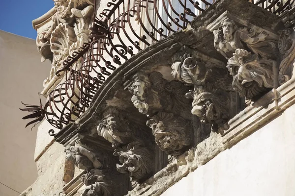 Italia, Sicilia, Ragusa Ibla, la fachada barroca del Palacio Cosentini (monumento de la Unesco), estatuas ornamentales bajo un balcón — Foto de Stock