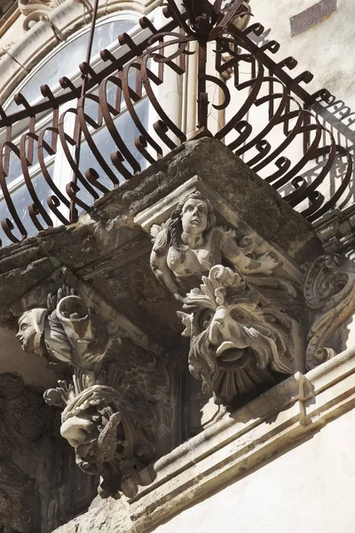 Италия, Сицилия, Рагуза Ибла, барочный фасад дворца Косентини (памятник ЮНЕСКО), декоративные статуи под балконом — стоковое фото