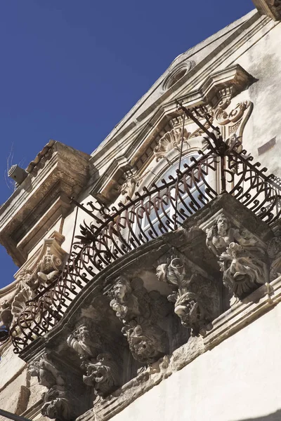 Italia, Sicilia, Ragusa Ibla, la fachada barroca del Palacio Cosentini (monumento de la Unesco), estatuas ornamentales bajo un balcón — Foto de Stock