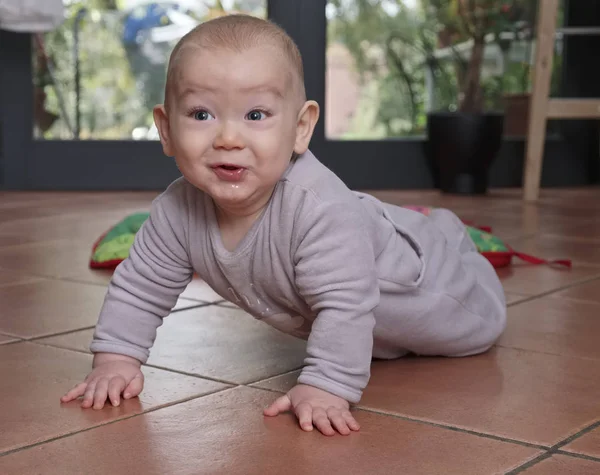 Crawling neonato maschio bambino ritratto — Foto Stock
