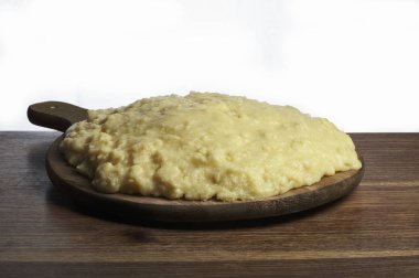 Sadece İtalyan polenta (muş) ahşap bir tabak üzerinde yapılan