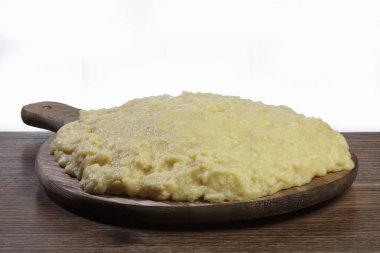 Sadece İtalyan polenta (muş) ahşap bir tabak üzerinde yapılan